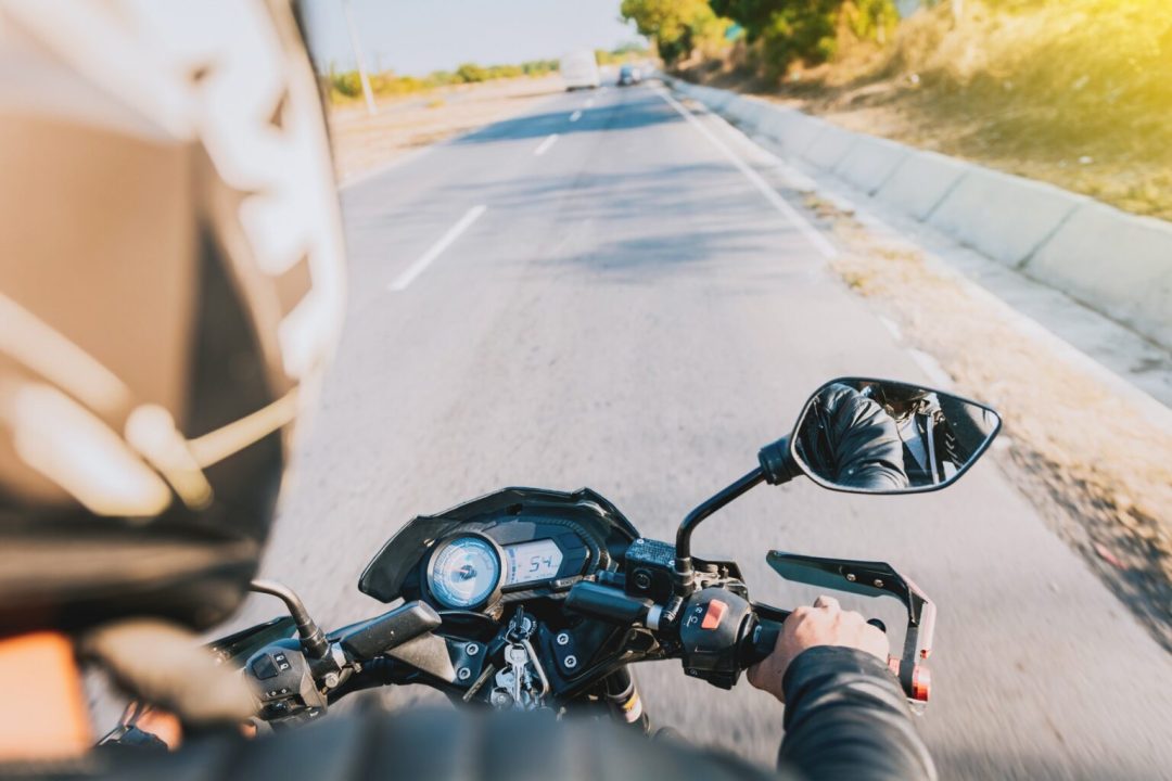 découvrez nos tarifs compétitifs pour l'assurance moto. comparez les offres et trouvez la couverture qui convient le mieux à vos besoins. protégez votre passion avec une assurance adaptée à votre budget.