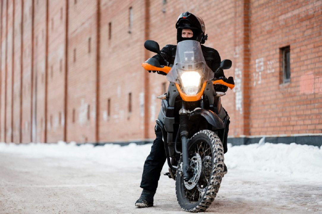découvrez notre guide complet sur l'assurance moto hiver, pour protéger votre deux-roues pendant la saison froide. comparez les options, choisissez la couverture adaptée et roulez en toute sérénité malgré les intempéries.