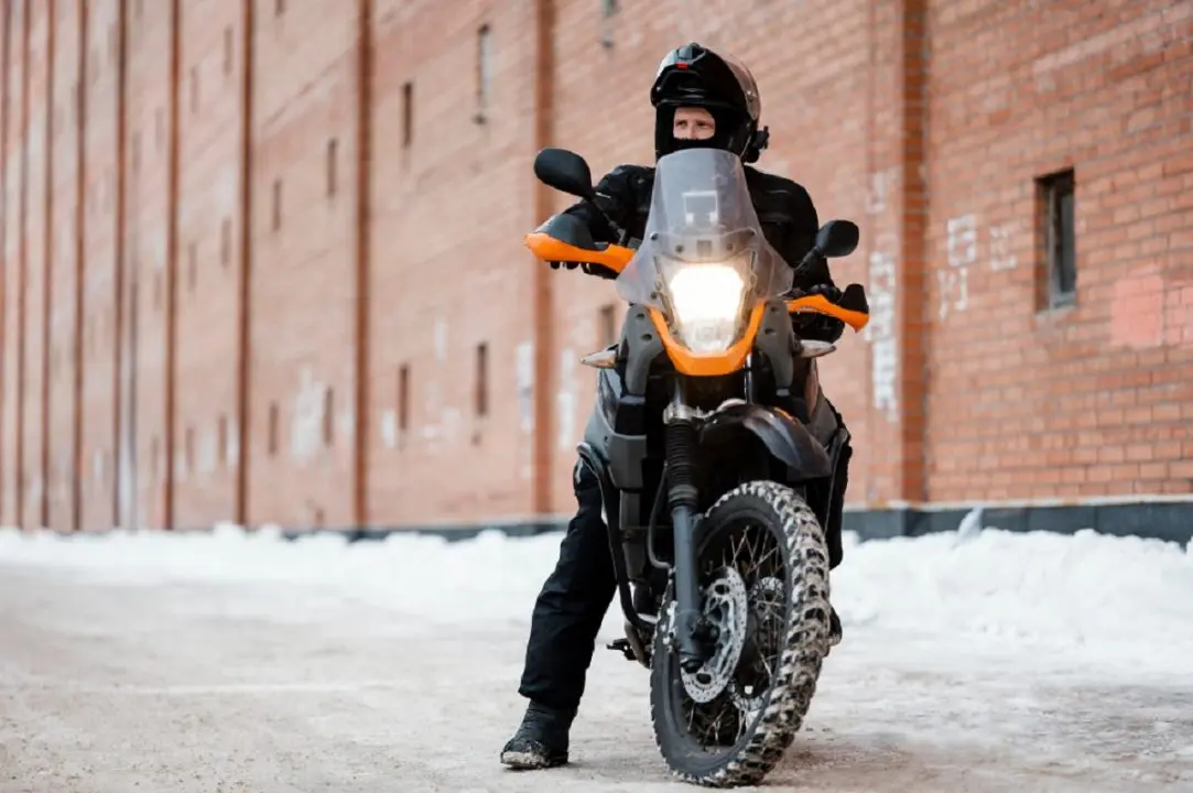 découvrez notre guide complet sur l'assurance moto hiver, pour protéger votre deux-roues pendant la saison froide. comparez les options, choisissez la couverture adaptée et roulez en toute sérénité malgré les intempéries.