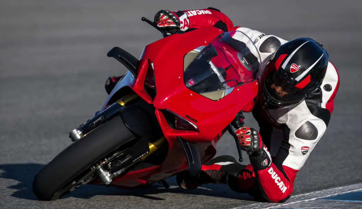 découvrez notre service de couverture deux-roues, offrant une protection complète pour votre moto ou scooter. protégez-vous des imprévus avec des options personnalisées adaptées à vos besoins. roulez l'esprit tranquille grâce à nos garanties exceptionnelles.