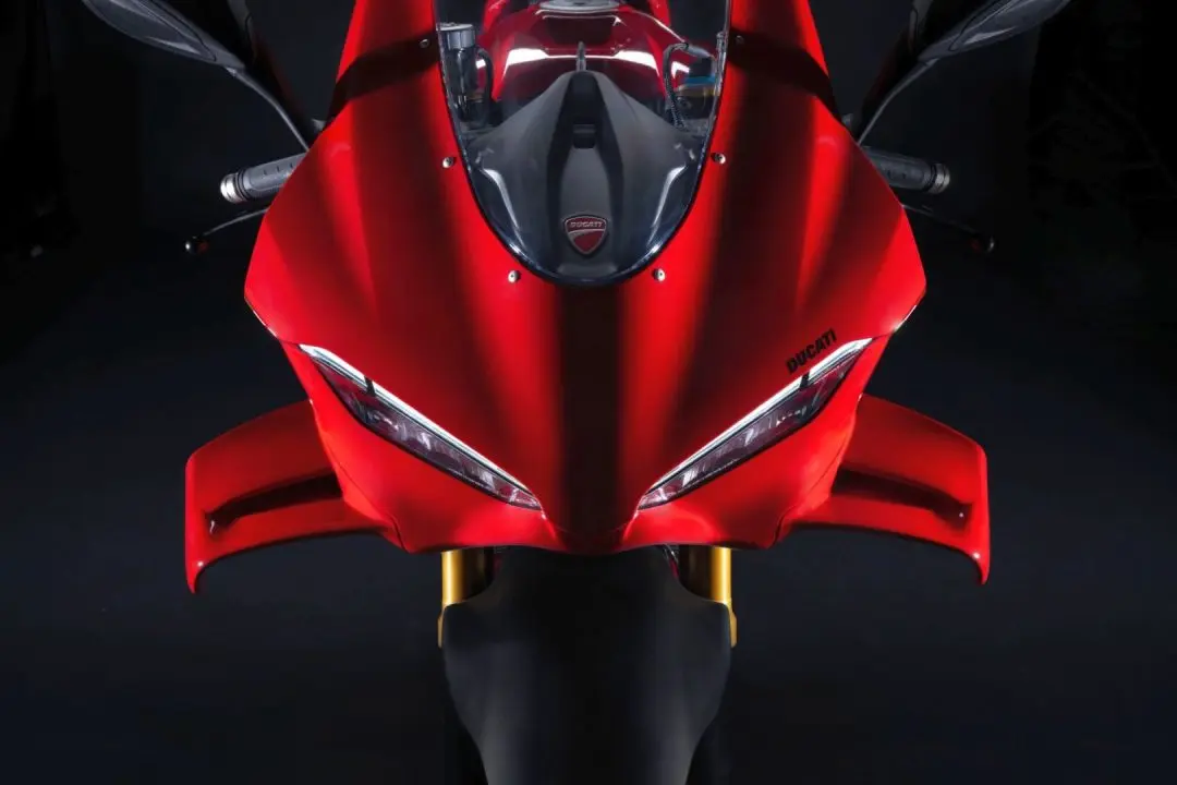 découvrez la ducati panigale v4 s, la moto de police rapide alliant performance exceptionnelle et technologie avancée. conçue pour la vitesse et la sécurité, elle est le choix idéal pour les forces de l'ordre cherchant à allier efficacité et style sur la route.