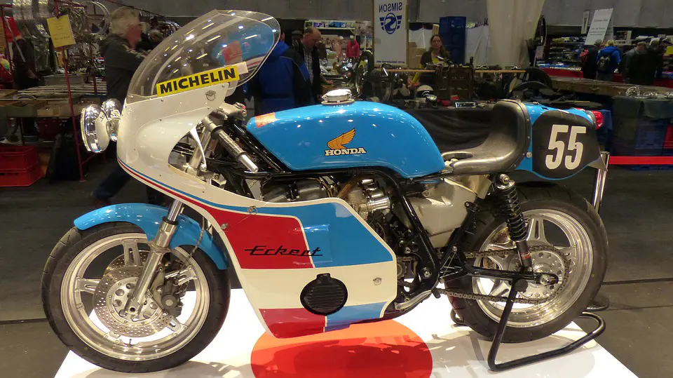 découvrez nos solutions d’assurance motos classiques adaptées à vos besoins : protection complète, tarifs attractifs et garanties spécifiques pour préserver votre passion des deux-roues anciens.