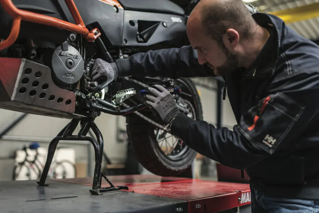découvrez les exigences du contrôle technique pour motos en france. assurez la sécurité de votre deux-roues tout en respectant la réglementation. informez-vous sur les étapes, les tarifs et l'importance d'un contrôle régulier pour une conduite sereine.