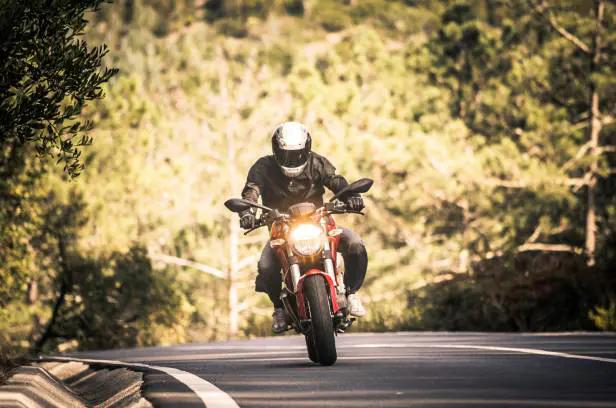 découvrez les risques et conséquences d'être motard sans assurance. informez-vous sur les protections légales, les amendes potentielles et les alternatives pour rouler en toute sécurité.