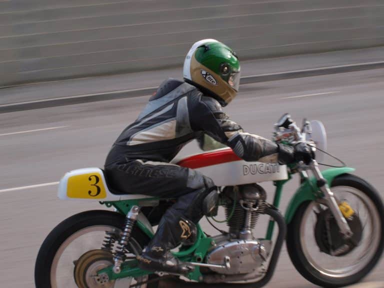 découvrez nos conseils et solutions d'assurance moto pour vous protéger efficacement en cas d'accidents. sécurisez votre trajet en toute sérénité.