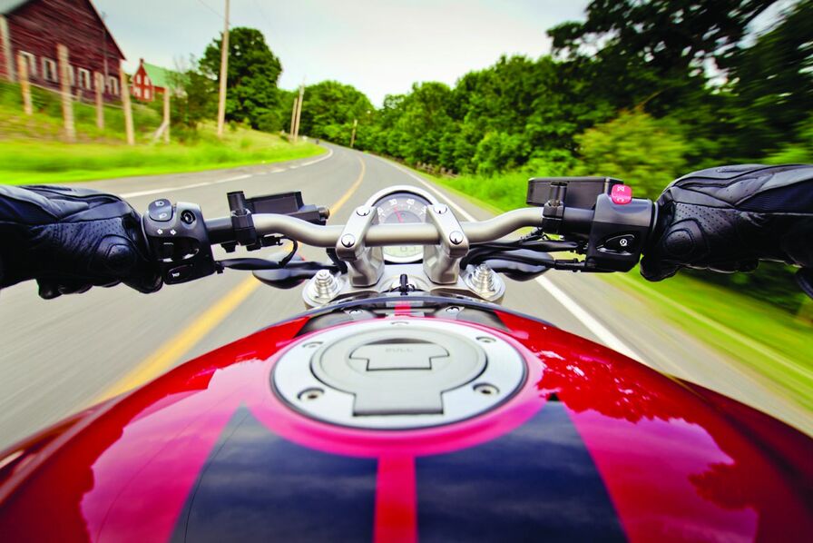 découvrez comment les tarifs d'assurance moto varient en fonction de la région et de la marque, et trouvez les meilleures offres adaptées à votre profil.