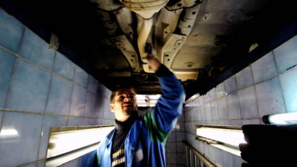 découvrez quel est le premier pays à avoir supprimé le contrôle technique automobile et les raisons derrière cette décision historique.