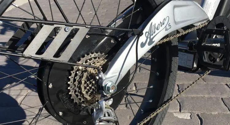 découvrez la renaissance stratégique de bultaco, qui allie innovation électrique et passion pour l’essence, redéfinissant ainsi l’avenir de la moto.