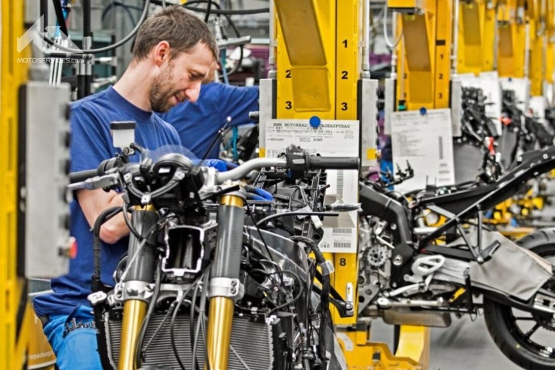 analyse du déclin durable du marché moto européen et de la disparition progressive des cyclomoteurs, avec les facteurs clés et perspectives d'avenir.