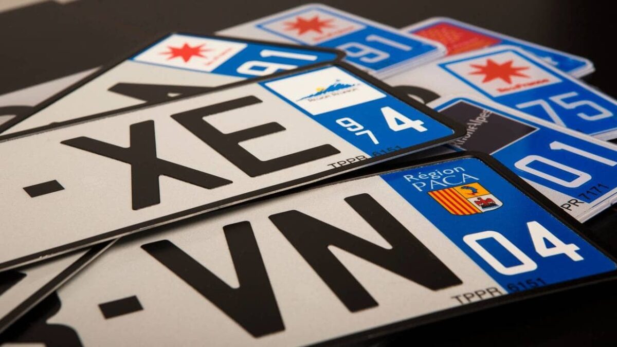 découvrez les risques et sanctions, y compris l'amende de 15 000€, encourus en cas de conduite sans immatriculation.