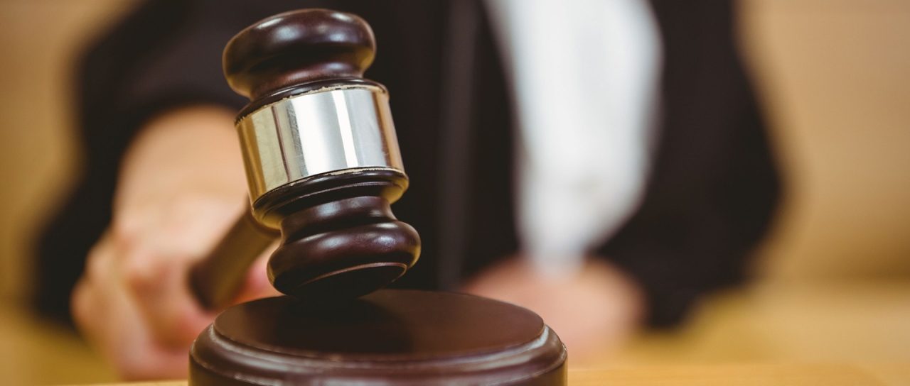 à bayonne, un motard est jugé pour des faits de violences et un refus d’obtempérer. suivez les détails de cette affaire judiciaire en cours.