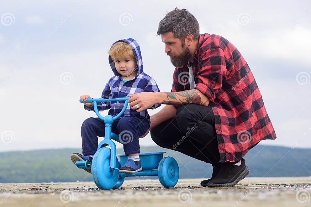 un père modifie le vélo électrique de son fils, ce qui entraîne une grave blessure pour l'enfant. découvrez les détails de cet accident et les conséquences.