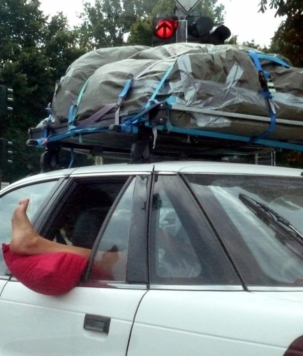 privée de voiture, elle parcourt 2 heures à pied chaque jour pour se rendre au travail, une routine qui témoigne de sa détermination et de son endurance.
