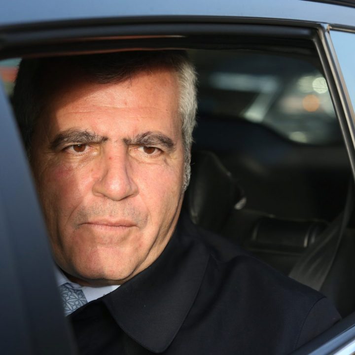 enquête classée sur un trafic d'influence en russie impliquant nicolas sarkozy, révélant des liens et des implications politiques.