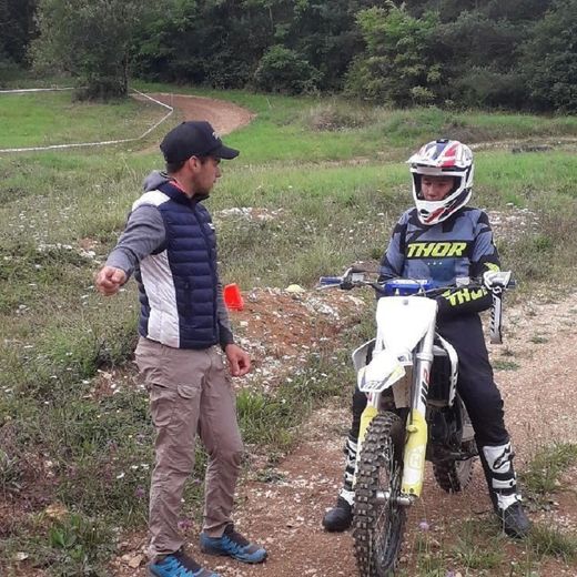 champion moto expert en main carbone organise des stages de perfectionnement à la trajectoire pour tous les niveaux.