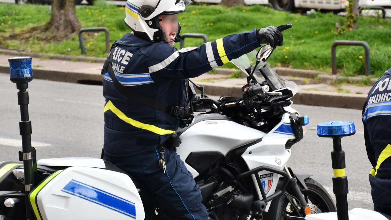 un motard de la police a été grièvement blessé après un refus d'obtempérer, une intervention marquée par des événements dramatiques et une enquête en cours.
