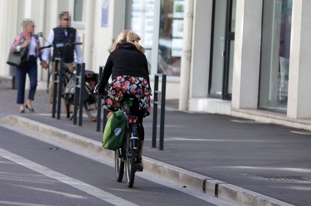 un accident impliquant une moto électrique a blessé deux filles à besançon. découvrez les circonstances de l'incident et les informations locales.
