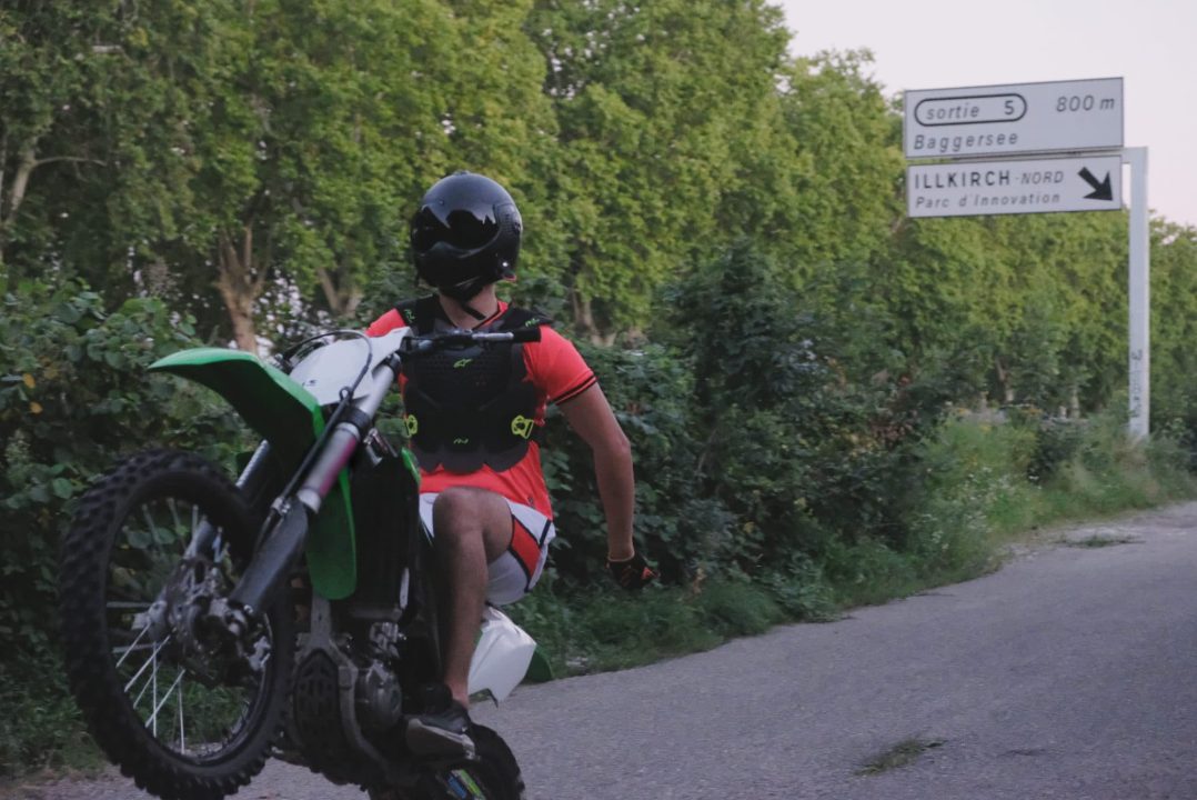 découvrez les risques et conséquences du rodéo urbain en moto-cross illégale, une pratique dangereuse qui met en péril la sécurité des conducteurs et des passants.