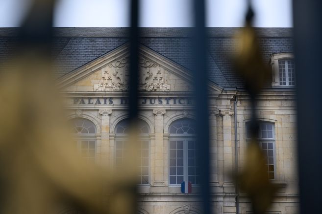 à cenon, en gironde, un chauffard agresse un motard à la suite d'une dispute, suscitant l'inquiétude sur la sécurité routière locale.